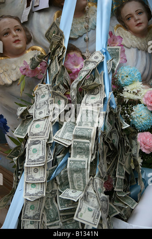 Il pinning denaro ad infissi durante una parata religiosa. Foto Stock