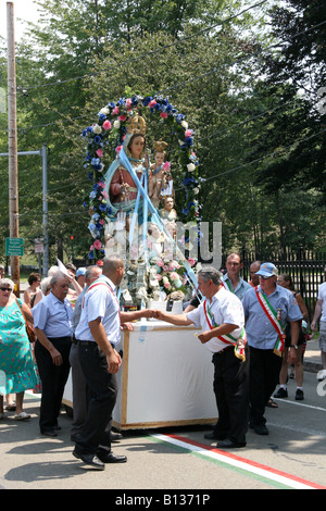 Nostra Signora Aiuto dei cristiani e i figli d'Italia in America parade. Foto Stock