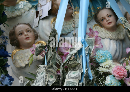 Sfilata italiana con denaro riposte su infissi di icona religiosa. Foto Stock
