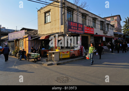 Negozi ed appartamenti in una parte della rete di vecchie strade ed edifici hutong ancora esistenti a Beijing in Cina Foto Stock