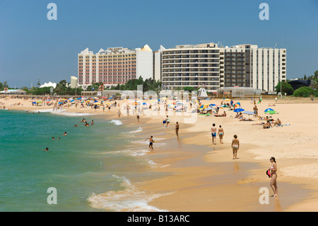 Il Portogallo Algarve spiaggia di Vilamoura con l'Hotel Vila Galé Ampalius e Tívoli Marinotel Foto Stock