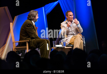 AA Gill (a destra) il critico giornalista autrice di parlare sul palco a John Mitchinson a Hay Festival 2008 Hay on Wye Powys Wales UK Foto Stock