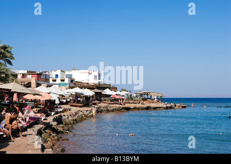 Dalla spiaggia del Faro, Masbat area di Asilah, Dahab, Golfo di Aqaba, costa del Mar Rosso e Sinai del Sud, Egitto Foto Stock
