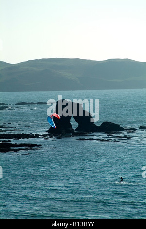 Kitesurfer Vola Oltre Thurlestone Rock, Thurlestone, South Devon. REGNO UNITO Foto Stock