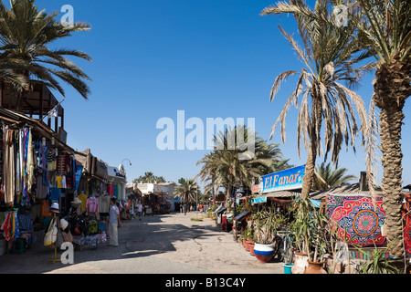 Negozi e ristoranti sul lungomare Masbat in Asilah, Dahab, Golfo di Aqaba, South Sinai, Mar Rosso, Egitto Foto Stock