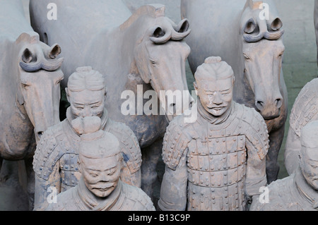 I Guerrieri di Terracotta di soldati e cavalli dalla regione sepolta di esercito funerario a Xian provincia di Shaanxi Cina Foto Stock