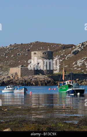 Cromwell's castle su Tresco, visto dal Brhyer Foto Stock