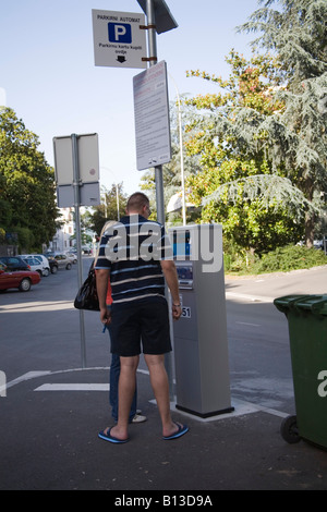 Croazia Istria Europa Può un uomo e una donna acquistando un biglietto da un solare i biglietti per il parcheggio macchina Foto Stock