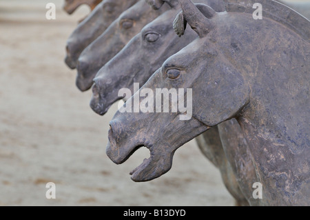 I Guerrieri di Terracotta in prossimità delle teste equestre dalla regione sepolta di esercito funerario a Xian provincia di Shaanxi Cina Foto Stock