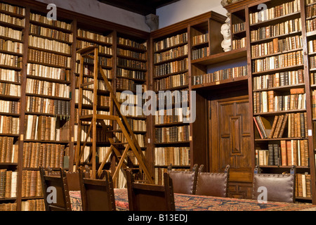 Gli scaffali pieni di libri antichi nella libreria di Plantin Moretus museum di Anversa (Belgio) Foto Stock