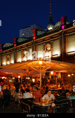 Berlino. Hackescher Markt. Per coloro che godono di una serata estiva in un ristorante esterno alla zona di Hackescher Markt nel distretto Mitte di Berlino. Foto Stock