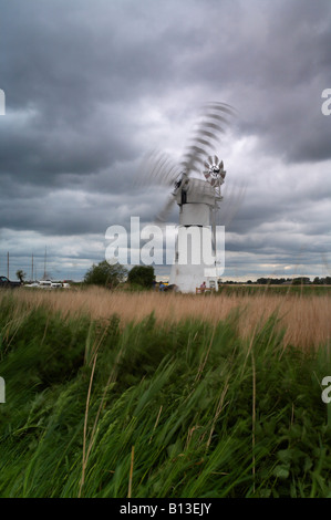 Vele girando su Thurne windpump & il pompaggio di acqua per il primo giorno in 70 anni a seguito dei recenti lavori di restauro. Foto Stock