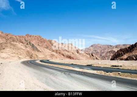 Strada principale fra Dahab e Sharm el-Sheikh, Sud nel deserto del Sinai, Egitto Foto Stock