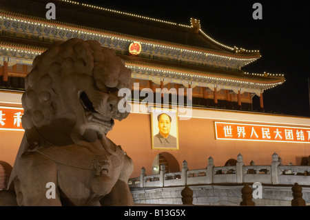 La Porta della Pace Celeste illuminato, Piazza Tiananmen, Pechino, Cina Foto Stock