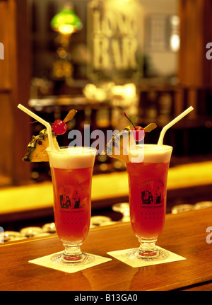 Cocktail Singapore Sling su Long Bar del Raffles Hotel Singapore Foto Stock