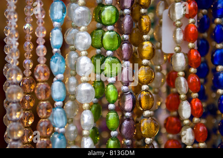 Colorate in vetro di Murano perle per la vendita nel mercato di Rialto, Venezia, Italia Foto Stock