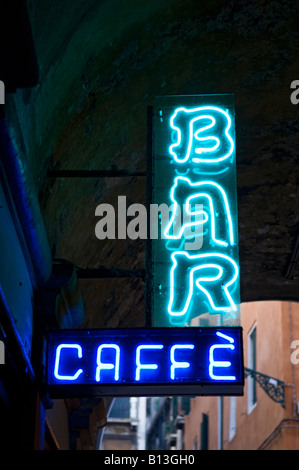 Il Neon Caffe firmare in un vicolo buio che conduce a Piazza San Marco, Venezia, Italia Foto Stock