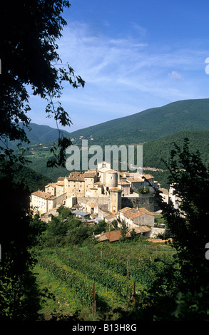 Italia umbria valnerina il villaggio sulla collina di Vallo di Nera Foto Stock