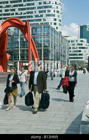 Parigi Francia, architettura commerciale, moderno edificio per uffici nel 'la Defense Business Center' uomini d'affari che camminano fuori, uomini che camminano in Suits Street Foto Stock