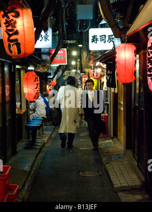 Vicolo stretto con lanterne rosse a Shomben Yokocho area piena di bar e ristoranti a Shinjuku Tokyo Giappone Foto Stock