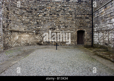 Cortile con croce al luogo di esecuzione Kilmainham Gaol Dublino Irlanda Foto Stock