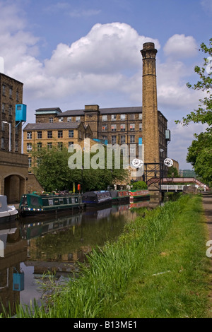 Locomotiva e ponte vecchio mulino sul canale di Huddersfield Foto Stock