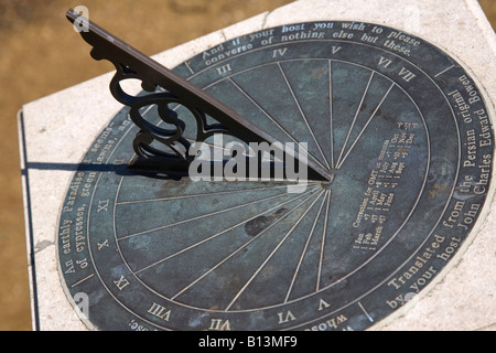 Un orologio solare a Physic Garden, Petersfield, Hampshire, Inghilterra. Foto Stock