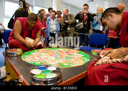 I monaci la creazione di un mandala di sabbia Nottingham Regno Unito Europa Foto Stock