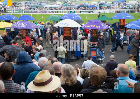 Allibratore, bookmaker, bookie, o torba ragioniere odds & racegoers a Perth Racecourse  horse racing venue in motivi di Scone Palace Gold Cup giorno, Foto Stock