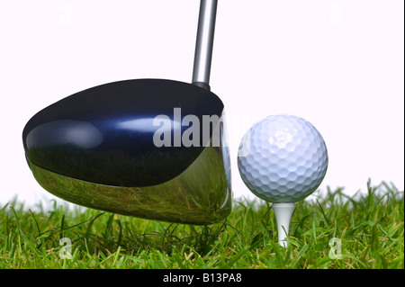 Palla da golf tced fino alla testa di un conducente dietro in stretta su uno sfondo bianco studio shot utilizzando erba vera Foto Stock