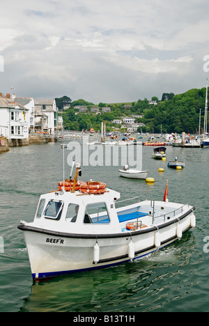 Il polruan a Fowey ferry boat che entrano in porto a Fowey in Cornovaglia,Inghilterra Foto Stock