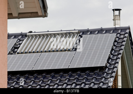 Casa di nuova costruzione con pannelli solari montati sul tetto, Bocklemund, Colonia, Germania. Foto Stock