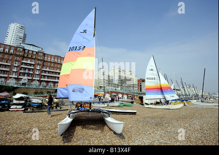 Barche a vela con vele luminose sulla spiaggia di Brighton Sussex UK Foto Stock
