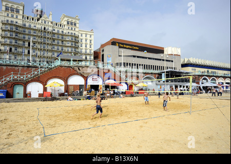 La spiaggia di sabbia di pallavolo sul lungomare di Brighton Regno Unito Foto Stock