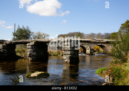 Antica granito battaglio ponte tra Oriente Dart River Postbridge,,Dartmoor Devon. Foto Stock