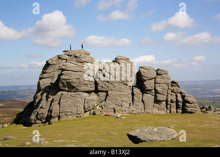 Le figure sulla parte superiore di Haytor Rocks, Parco Nazionale di Dartmoor, Devon. Foto Stock