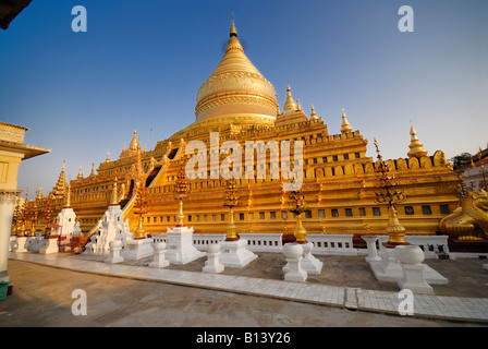 GOLDEN SHWEZIGON PAGODA, BAGAN PAGANA MYANMAR Birmania ASIA Foto Stock