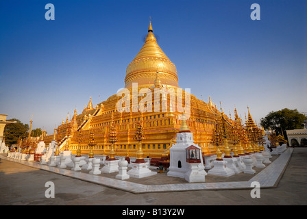 GOLDEN SHWEZIGON PAGODA, BAGAN PAGANA MYANMAR Birmania ASIA Foto Stock