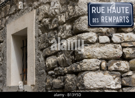 Su un angolo di strada in Sisteron, Alpes de Haute Provence, Francia Foto Stock