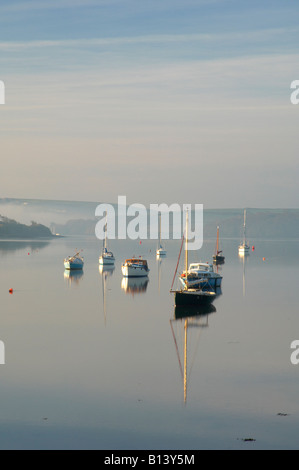 Yacht e Barche da pesca catture le prime luci dell'alba sulla Kingsbridge estuario Devon UK Foto Stock