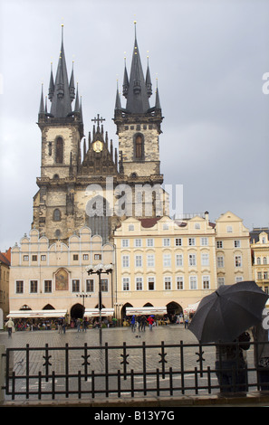 Praga in pioggia - Chiesa di Nostra Signora di Týn Foto Stock