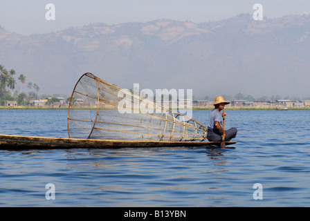 Barca a remi sul lago di pescatore con la sua trappola conica, Lago Inle, MYANMAR Birmania Birmania, ASIA Foto Stock