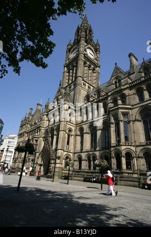 Città di Manchester, Inghilterra. La Alfred Waterhouse progettato Manchester Town Hall che si affaccia su Albert Square. Foto Stock