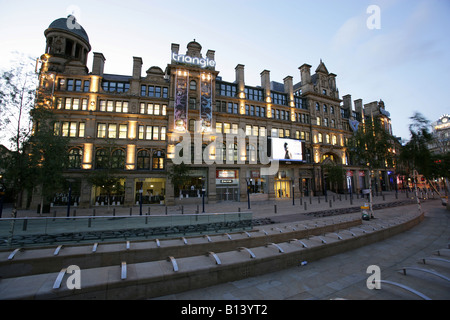 Città di Manchester, Inghilterra. Vista serale di Exchange Square con il triangolo dello shopping e complesso retail in background. Foto Stock