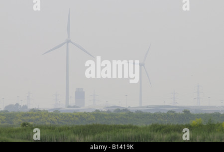 Generazione di elettricità in mulini a vento sul confine della città e della campagna Foto Stock