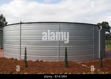 Una circolare 155000 litri acqua piovana in acciaio serbatoio di stoccaggio su un semi proprietà rurali in Australia Occidentale Foto Stock