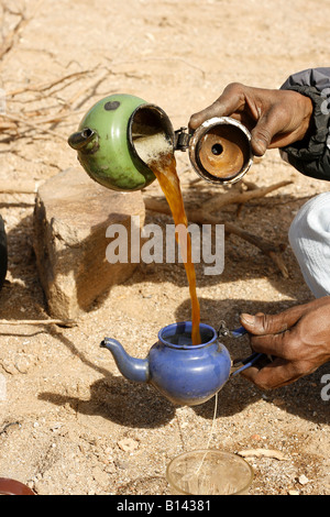 Il Tuareg tè Oued Tin Tarabine Tassili Ahaggar al tramonto Algeria Foto Stock