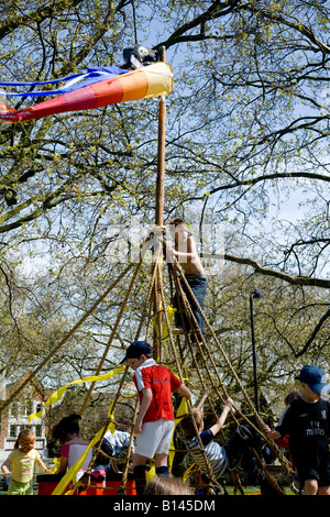 Molla di persone i bambini festival london fields park pirati la riproduzione Foto Stock