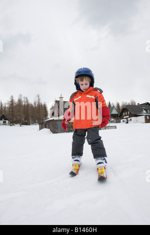 Little Boy Impara a sciare Foto Stock