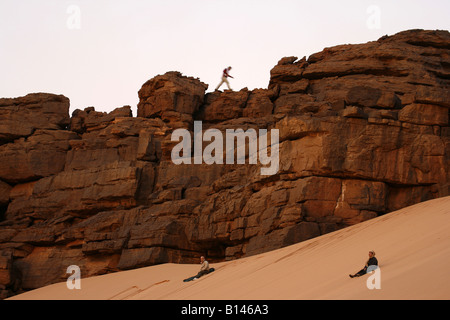 Turisti che si godono nel Oued Tin Tarabine Tassili Ahaggar al tramonto Algeria Foto Stock